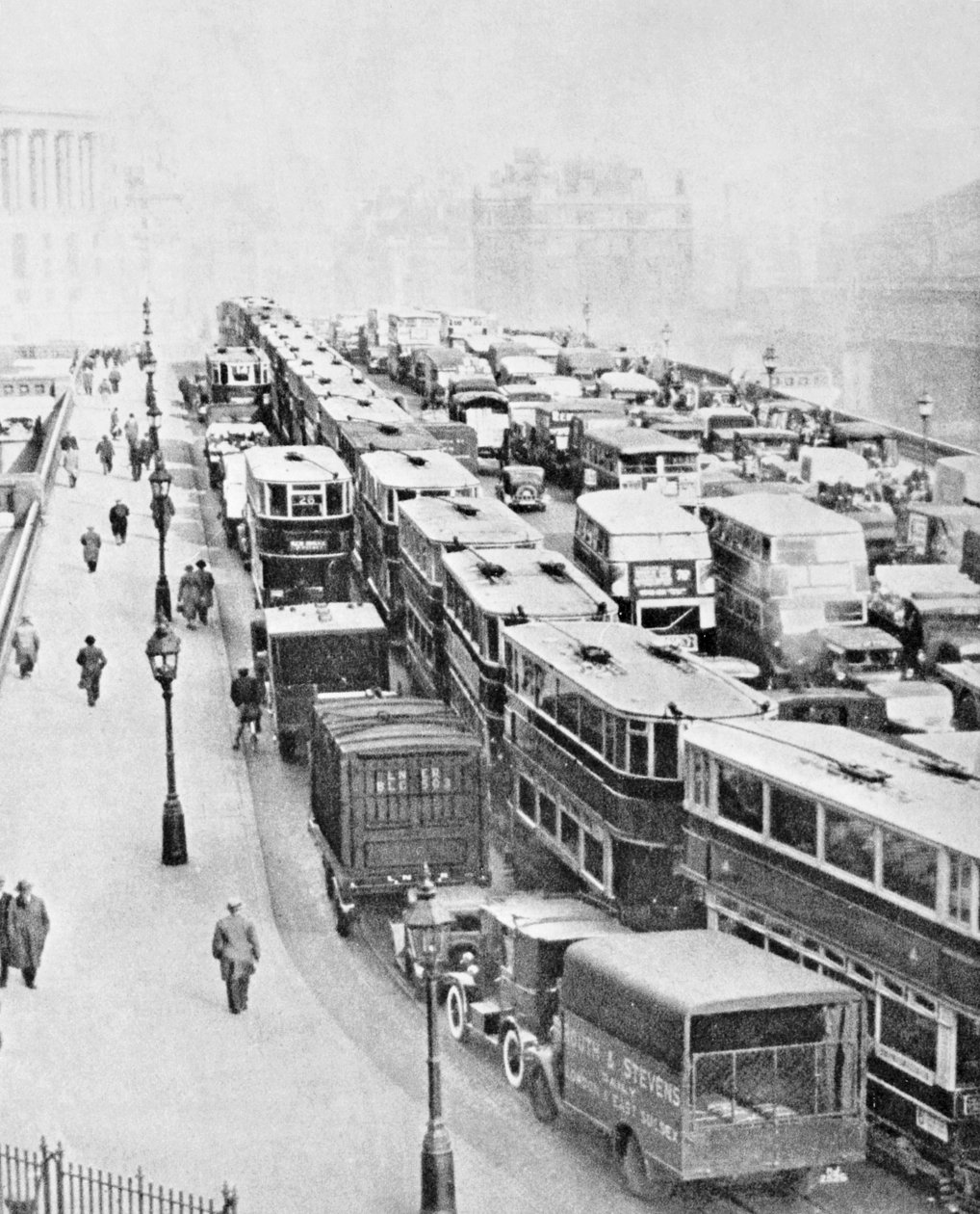Forgalmi dugó a Blackfriars Bridge-en, London, 1935 alkotó: George Davison Reid