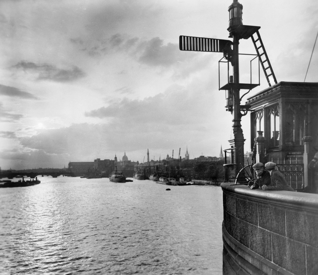Kilátás a Tower Bridge-ről, Stepney, Tower Hamlets, London alkotó: George Davison Reid