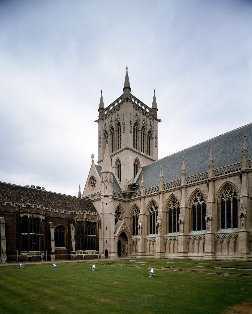Gótikus művészet: a Richmond grófné által 1511-ben alapított Saint John College látványa. A kápolna 1864-ben épült Sir George Gilbert Scoot projektje alapján. Cambridge-i Egyetem, Anglia alkotó: George Gilbert Scott