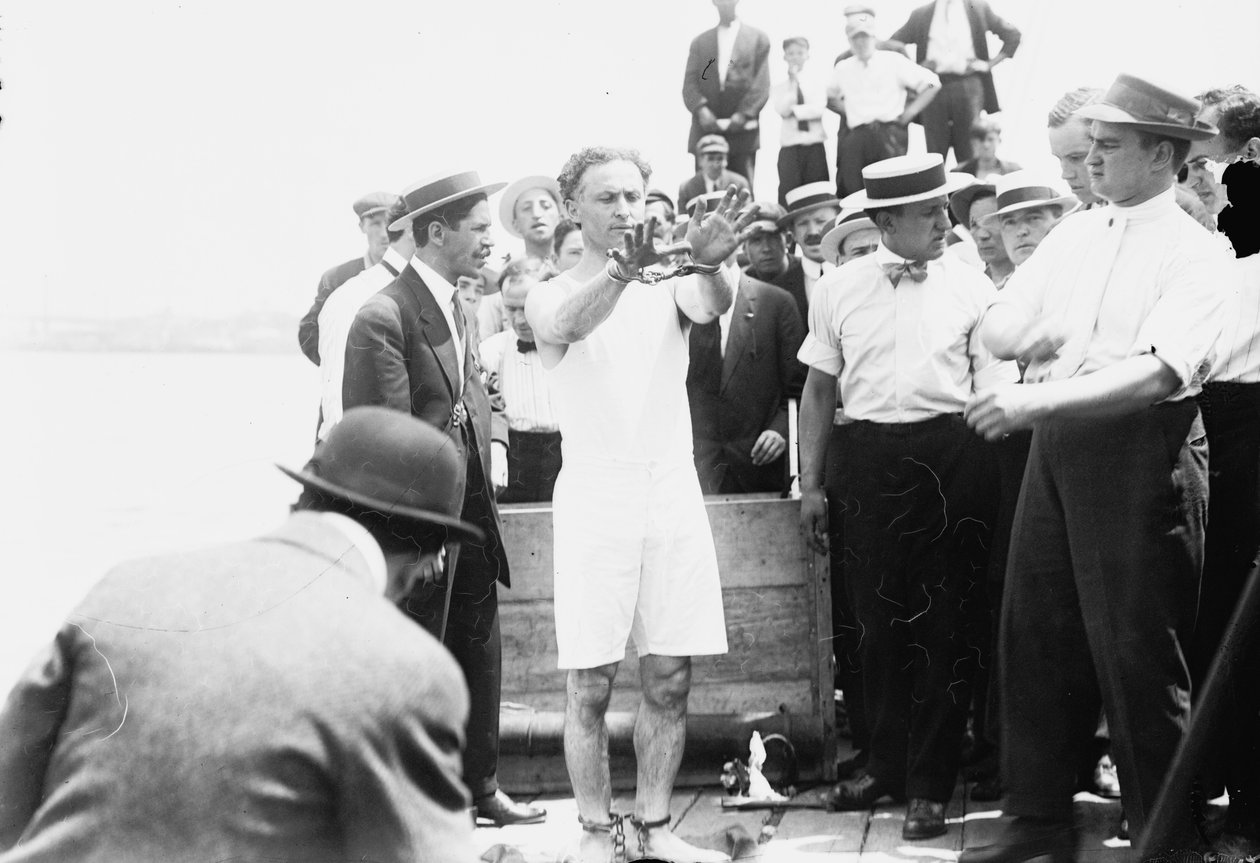 Harry Houdinit megbilincselték, mielőtt egy ládába szögezték és leeresztették a New York-i öbölbe, 1912 alkotó: George Grantham Bain