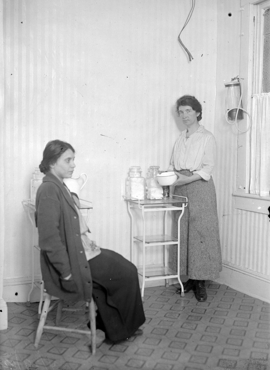 Margaret Sanger és kollégája, Fania Mindell a brownsville-i klinikán, Brooklyn, 1916 körül. alkotó: George Grantham Bain