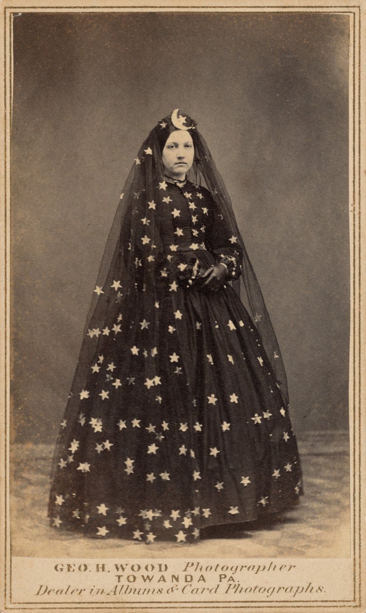 Nő az Éj királynőjének jelmezében,c. 1860 (fotó) alkotó: George H. Wood