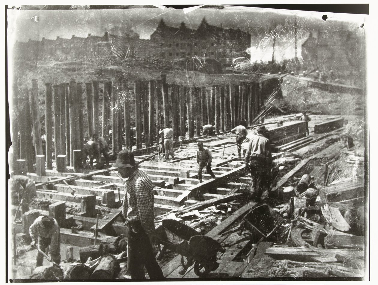 Építőmunkások dolgoznak egy építési gödörben az amszterdami Van Diemenstraat utcában alkotó: George Hendrik Breitner