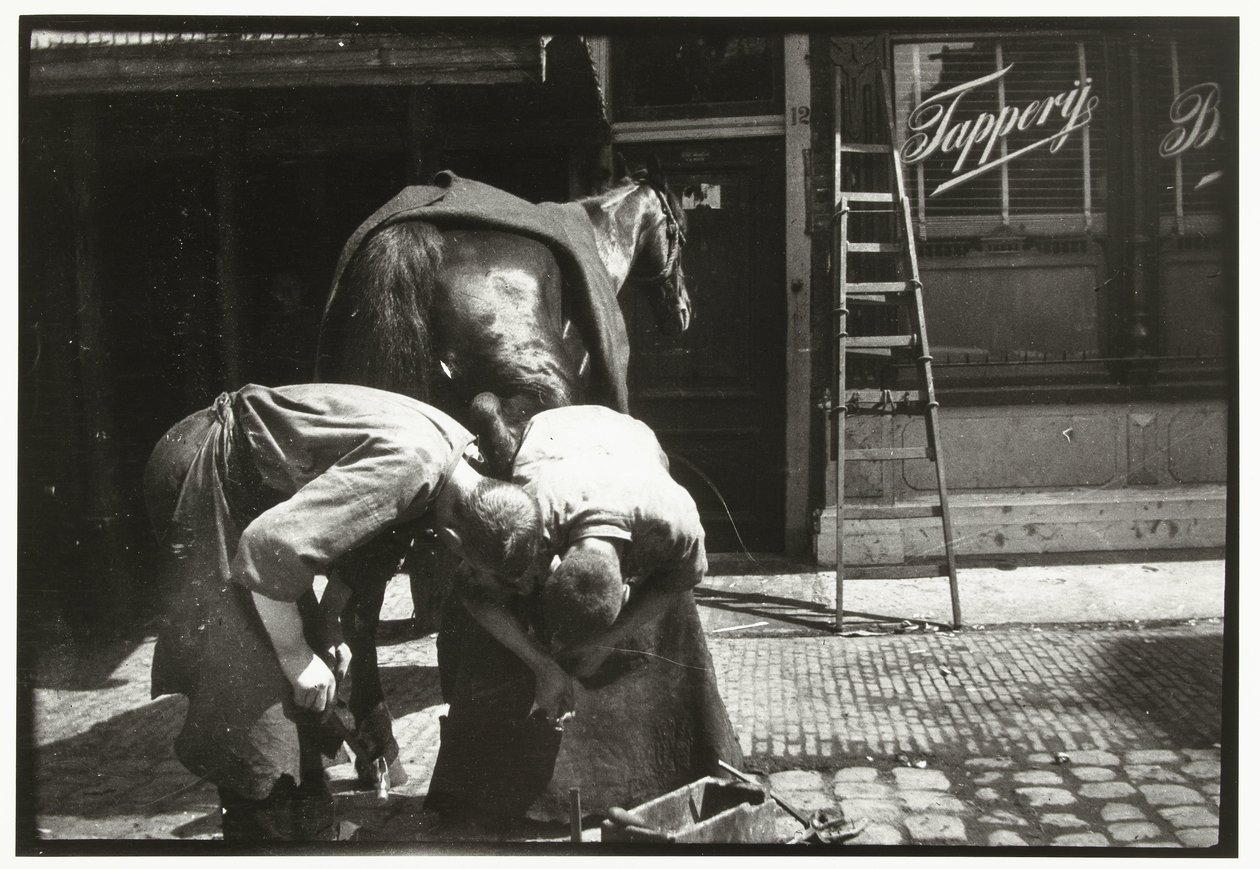 Patkolókovács egy lóval dolgozik alkotó: George Hendrik Breitner