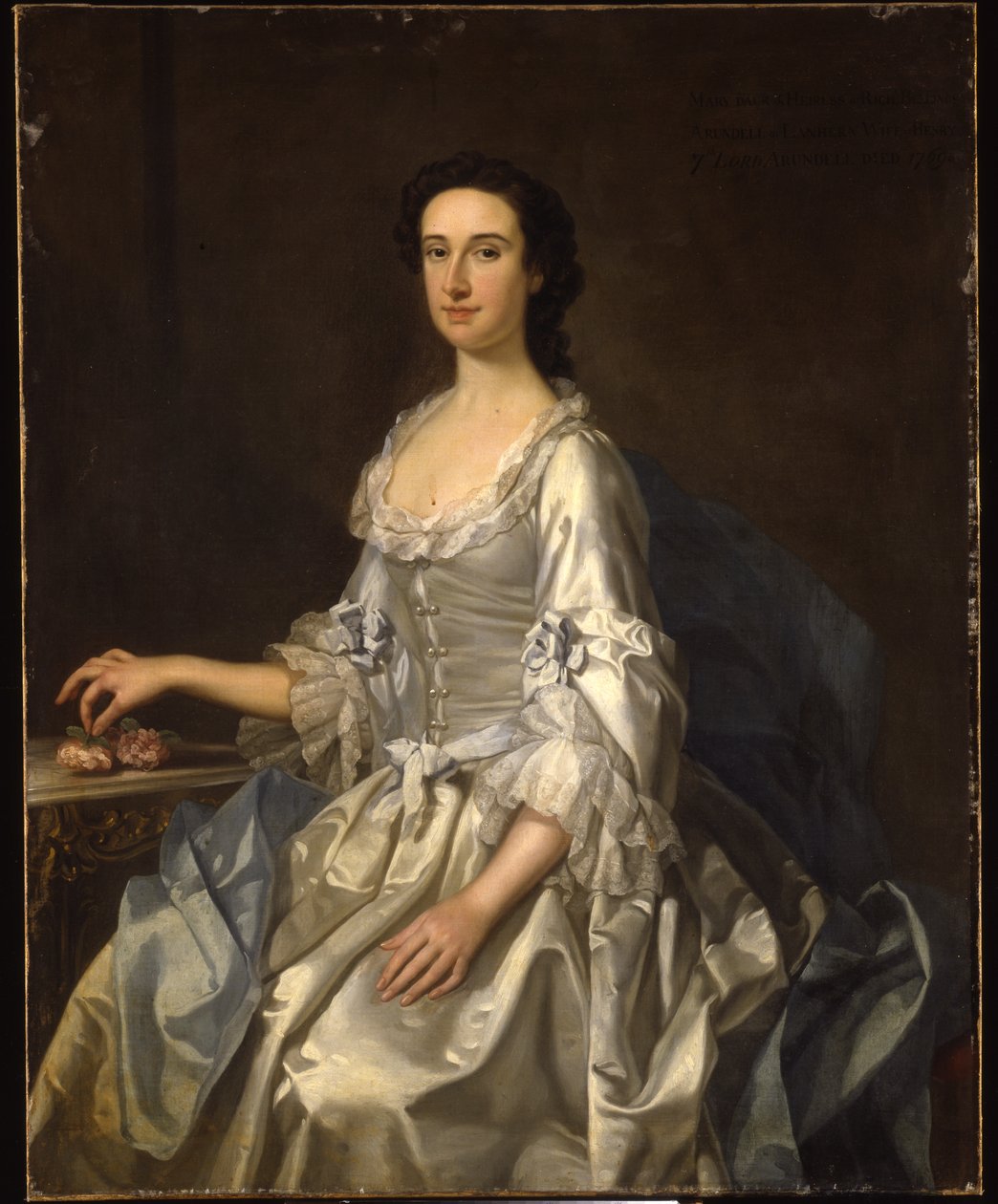 Mary, Henry, Wardour 7. Lord Arundell felesége szürke szatén ruhában, rózsákat tartva az asztal mellett alkotó: George Knapton