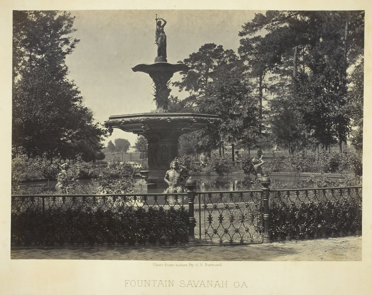 Fountain, Savannah, GA, 1866. alkotó: George N. Barnard