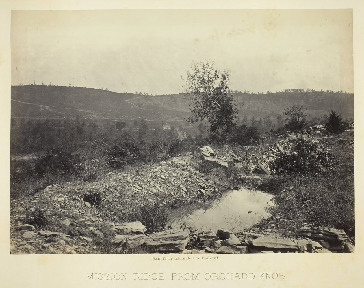 Mission Ridge az Orchard Knobból, 186466. alkotó: George N. Barnard