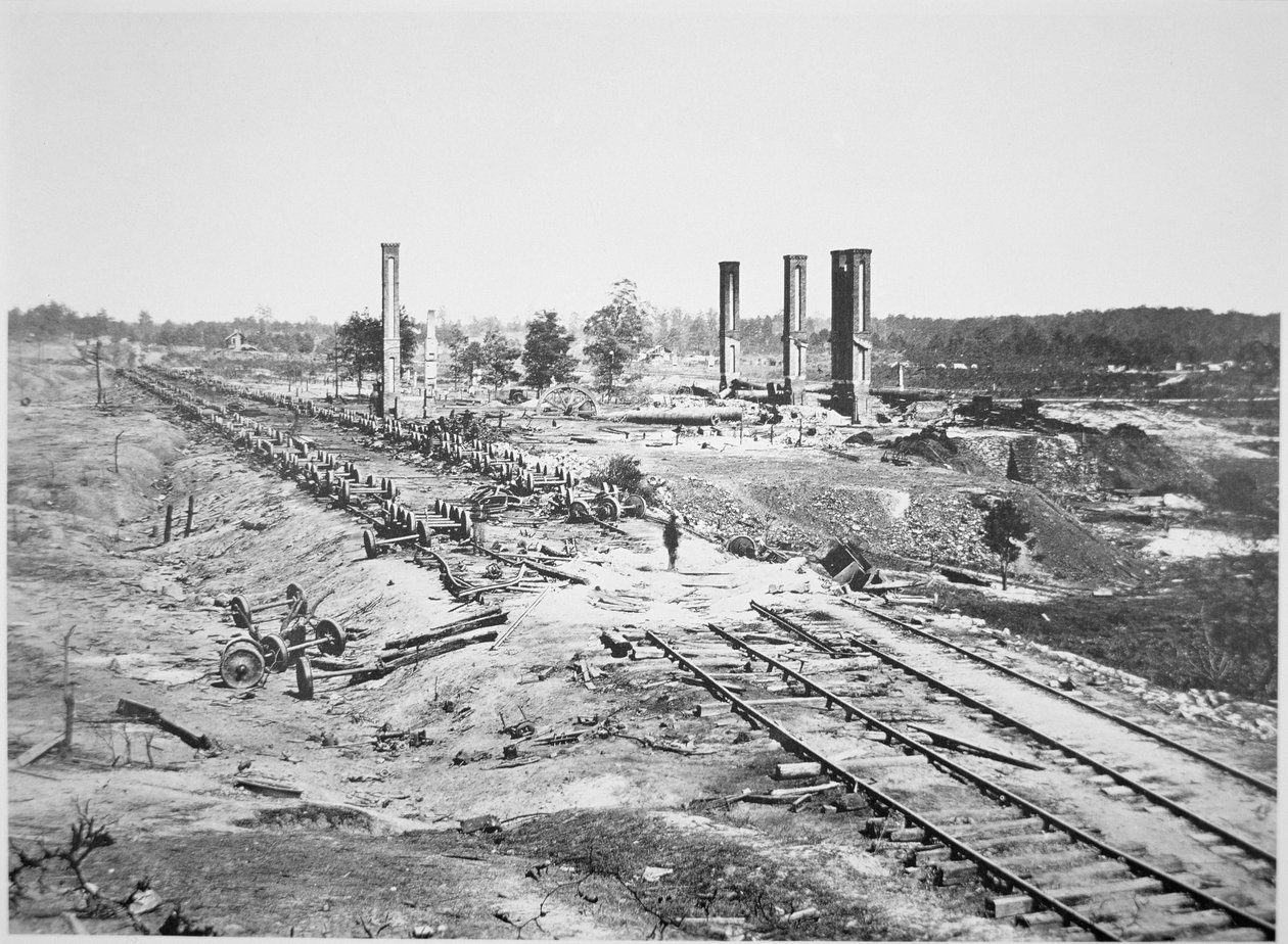 Hood 28 kocsiból álló lőszervonatának romjai és a Scofield Rolling Mill, Atlanta közelében, Georgia államban, 1864. szeptember (f/w fénykép) alkotó: George N. Barnard