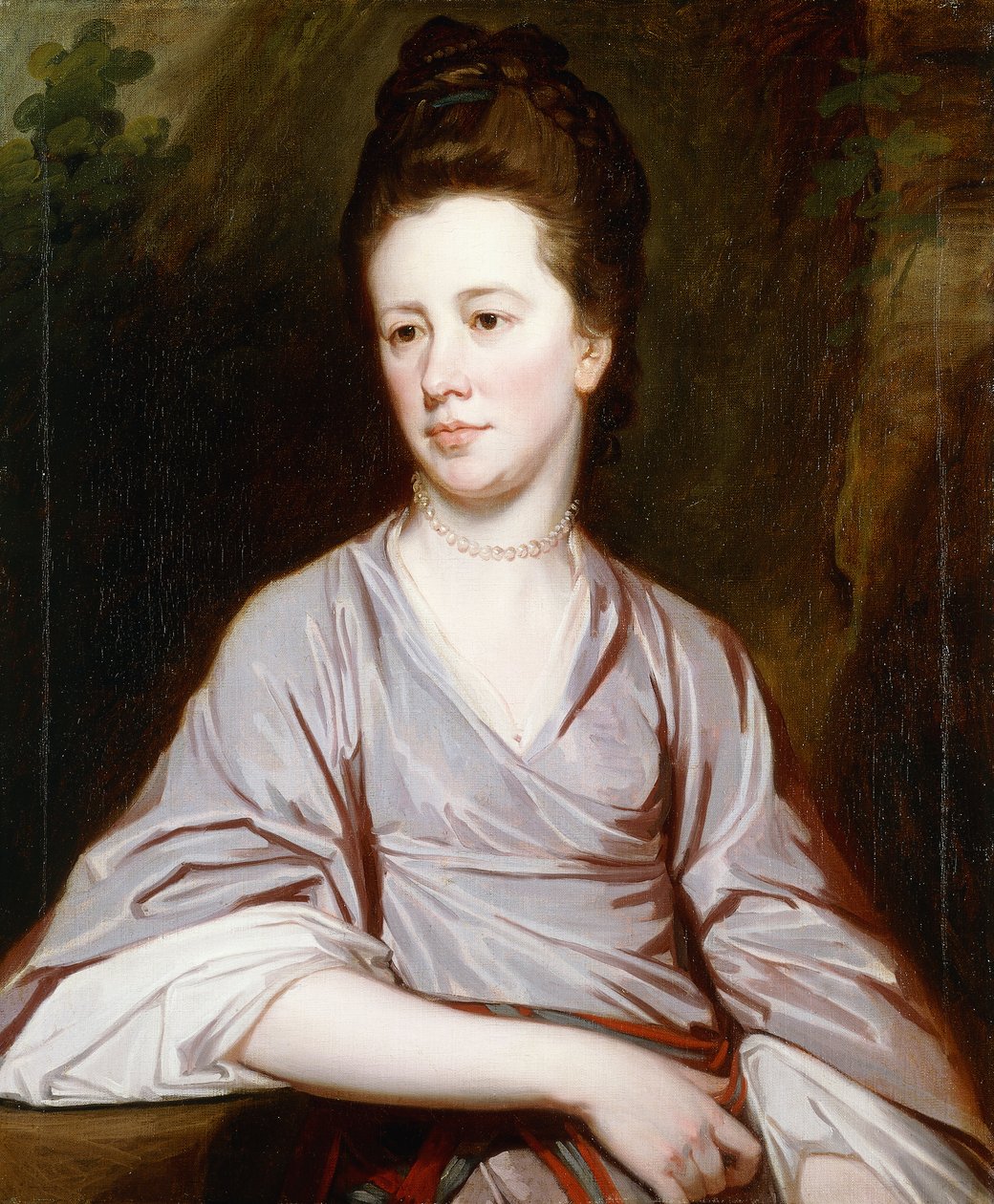 Joan Knatchbull kisasszony portréja félhosszúságban ülve, mályvaszínű ruhát és gyöngy nyakláncot visel, alkotó: George Romney