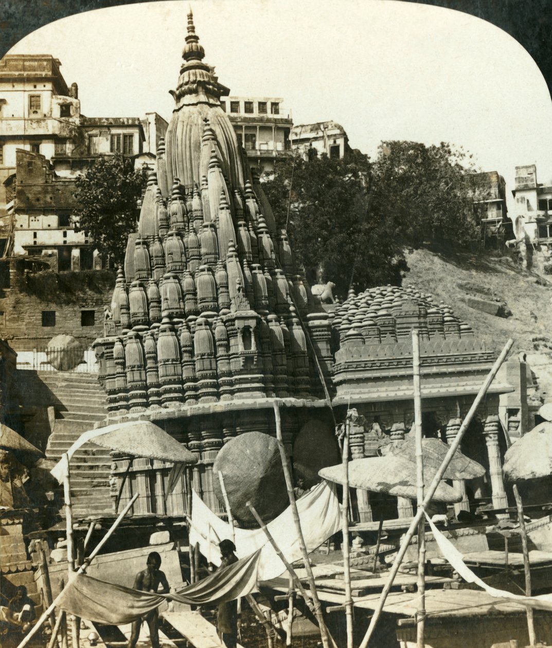 Templomok a Gangesz partján, Benares, India, c1909. alkotó: George Rose