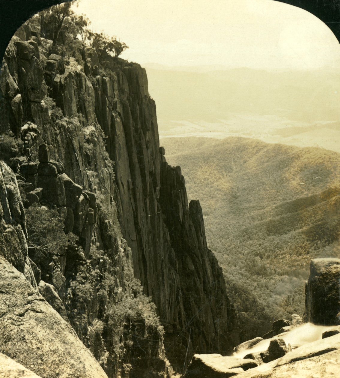 A szurdok északi oldala, Buffalo Ranges, Victoria, Ausztrália, 1909. alkotó: George Rose