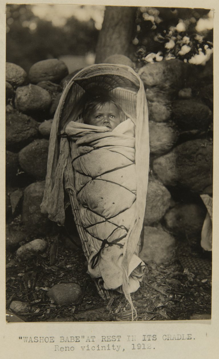 "Washoe Babe" pihen a bölcsőjében. Reno környéke alkotó: George W. Ingalls