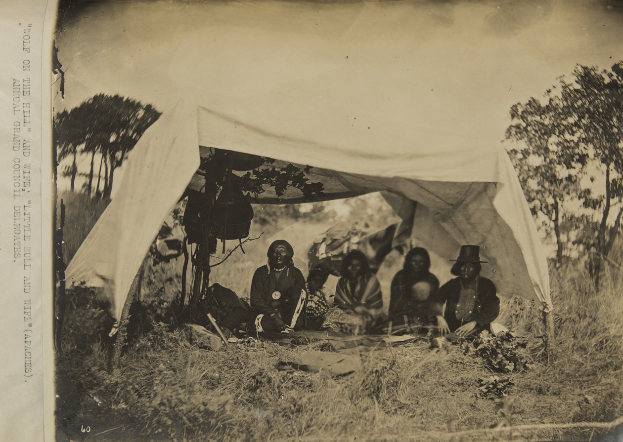 "Farkas a hegyen" és felesége; Little Bull és felesége (Apacs) éves nagytanács küldöttei alkotó: George W. Ingalls