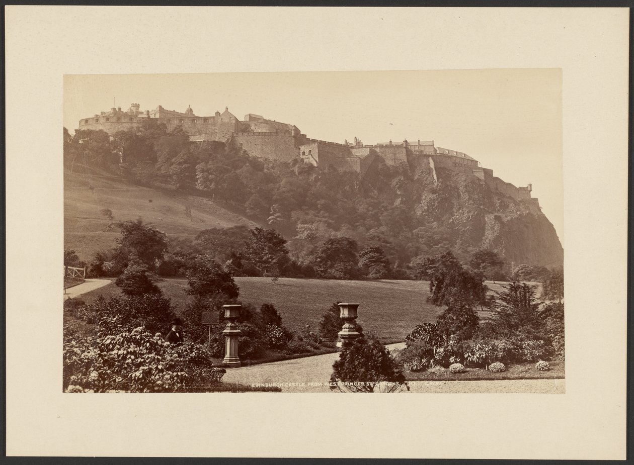 Az Edinburgh-i vár a West Princes St. Gardens felől alkotó: George Washington Wilson