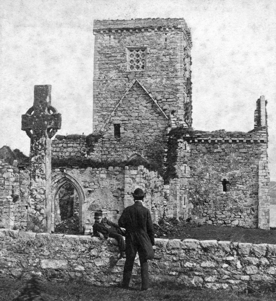 A katedrális romjai és a St Martins Cross, Iona, Argyll és Bute, Skócia, 19. század vége. alkotó: George Washington Wilson