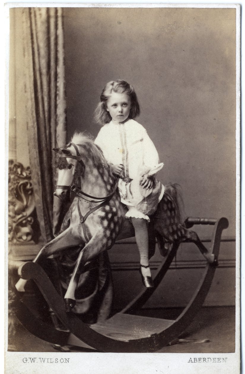 Fiatal lány hintalovon ül, 1860-as évek (albumnyomat) alkotó: George Washington Wilson
