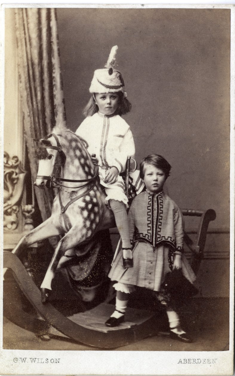 Fiatal lány kalapban hintalovon egy másik lánnyal, 1860-as évek (albumnyomat) alkotó: George Washington Wilson