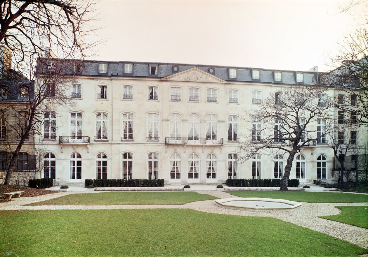 Kilátás az 1713-ban épült Hotel de Beauharnais kerti homlokzatára. A Salon Vert belseje Eugene de Beauharnais herceg (1781-1824) lakásában alkotó: Germain Boffrand