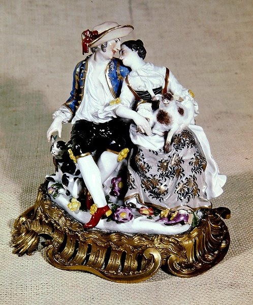 Meisseni pásztor és pásztorlány figurák, XV. Lajos stílusú ormolu tekercstalpokra (porcelán) szerelve alkotó: German School