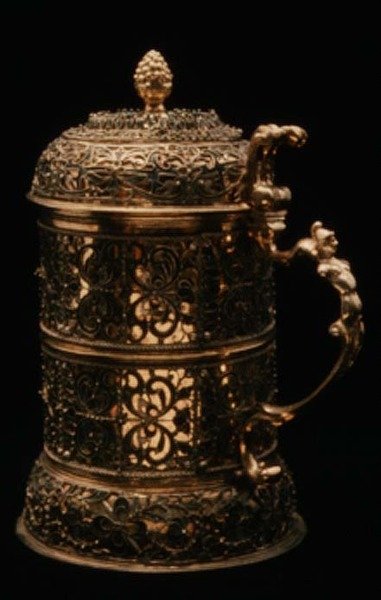 Korsó, 1600 körüli (ezüst-aranyozott, zománcozott borítással) alkotó: German School