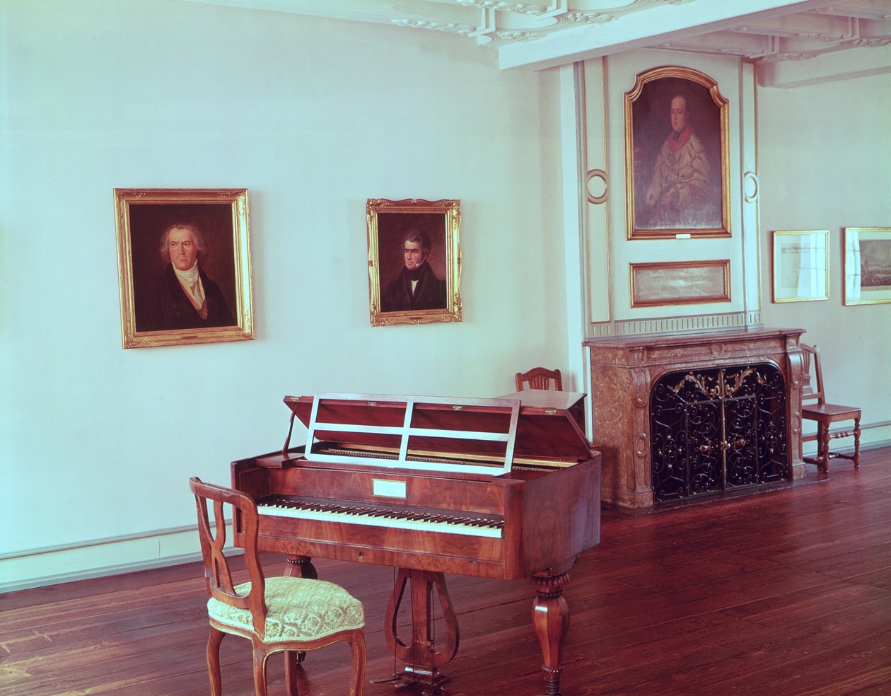Kilátás egy Ludwig van Beethoven (1770-1827) zongorával ellátott szobára alkotó: German School