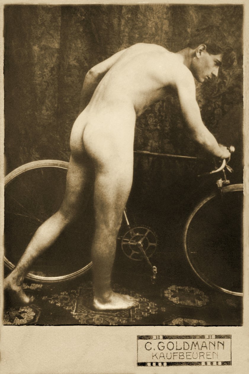 Kabinetkártya egy meztelen kerékpárosról, 1898 körül (szepia fotó) alkotó: German Photographer