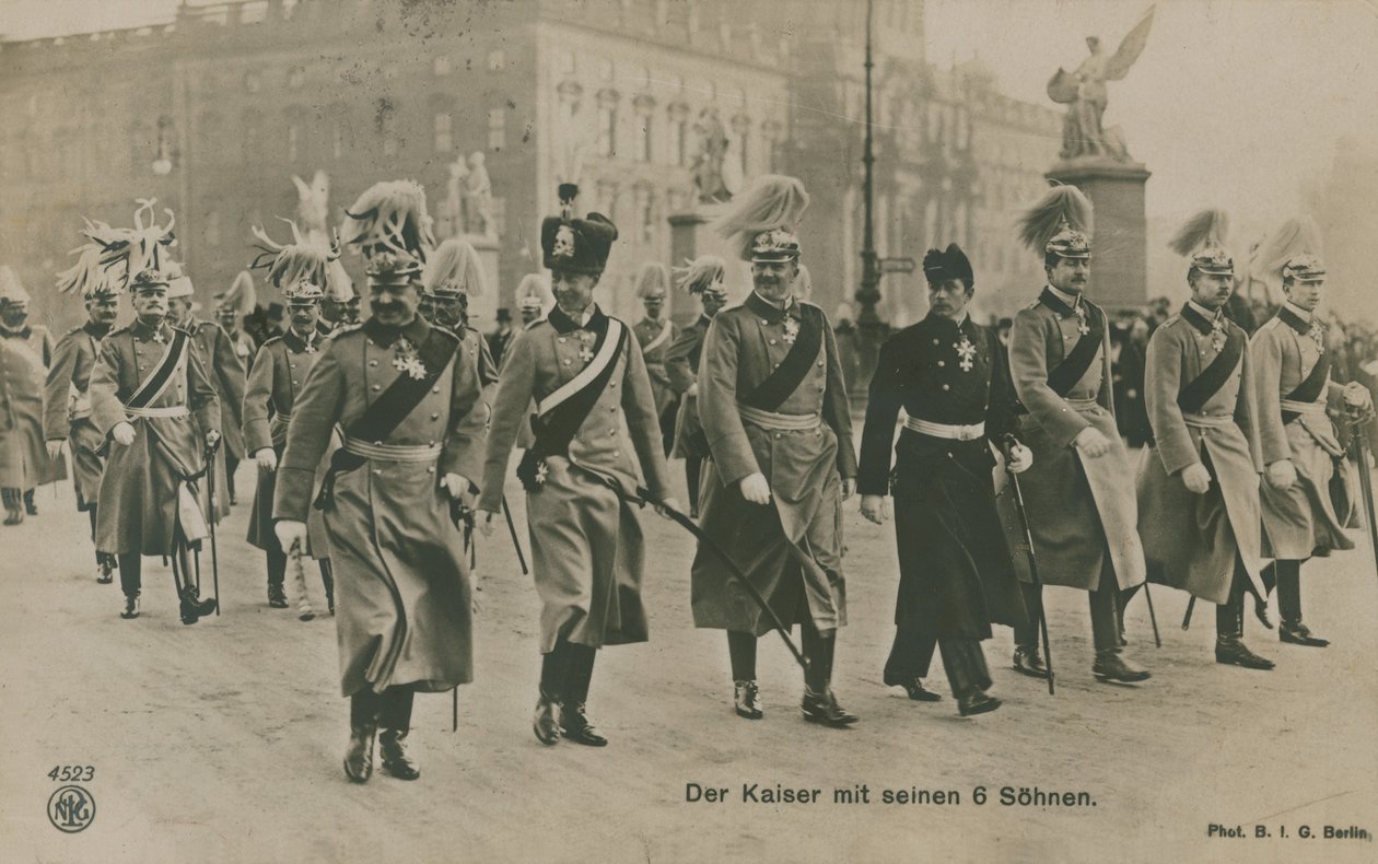 II. Vilmos német császár hat fiával. 1913-ban küldött képeslap. alkotó: German Photographer
