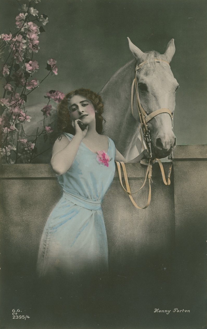 Henny Porten német filmsztár 1913-ban küldött képeslapja (kézzel színezett fotó) alkotó: German Photographer