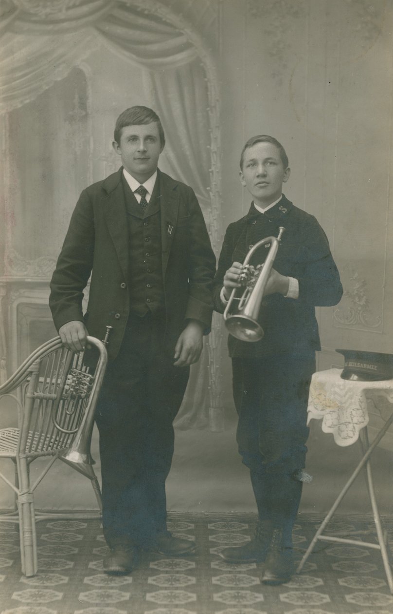 Képeslap két trombitás fiatalemberről, egyikük Heilsarmee egyenruhában, 1913-ban küldték (fekete-fehér fénykép) alkotó: German Photographer