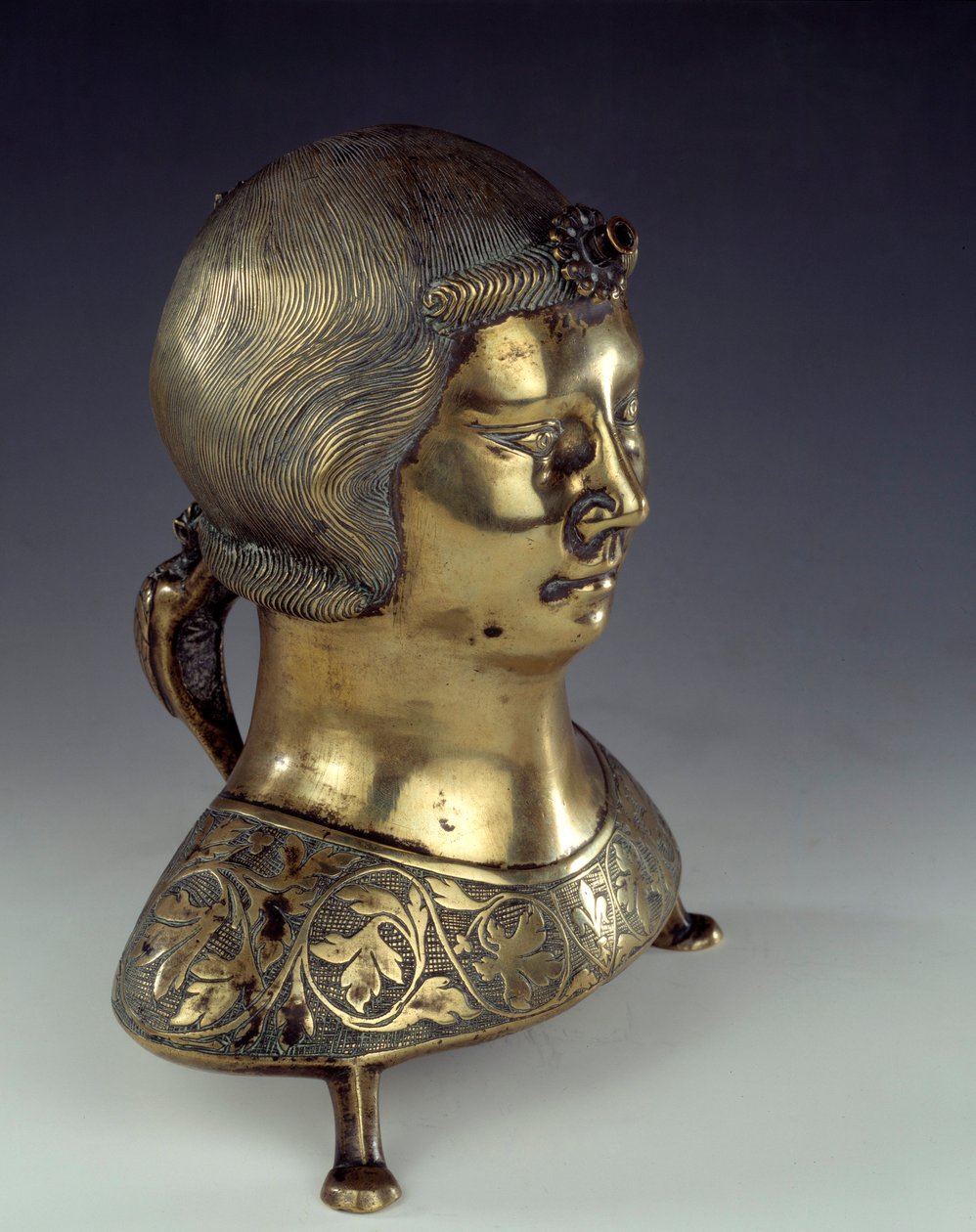 Aquamanile (medence a pap kézmosására mise közben) arany bronzból, fiatal férfi mellszobra formájú. 1300-1325. Hildesheimből. V 0,23x0,19 m Párizs, Középkori Nemzeti Múzeum, Thermes de Cluny alkotó: German School