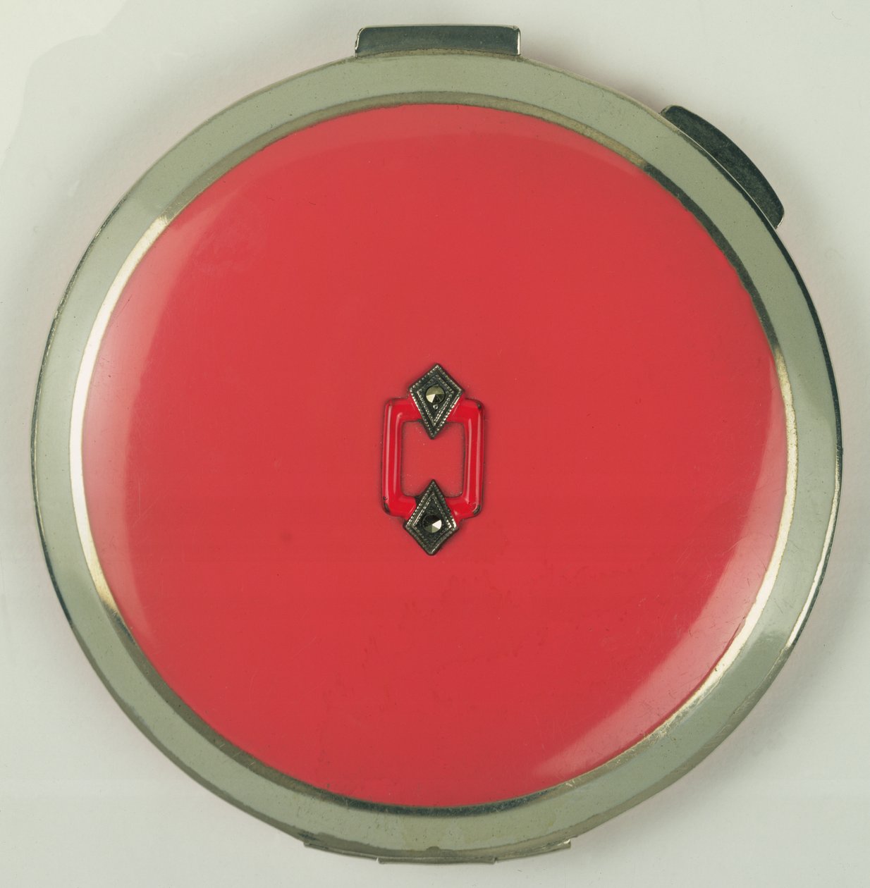 Art Deco Powder Compact, Rowenta, 1950-es évek (korall) alkotó: German School