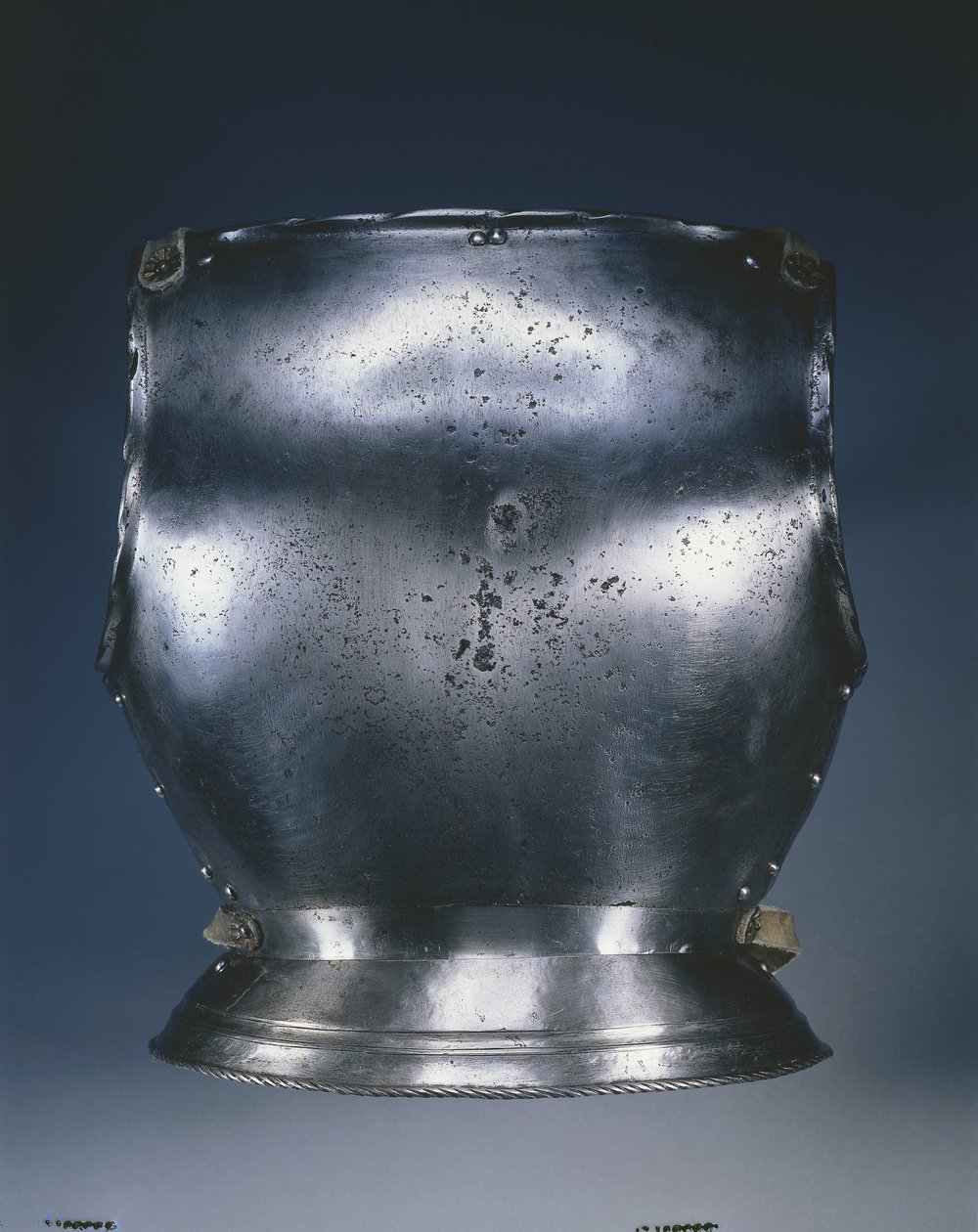 Hátlap, 1510-1530 körül (acél fekete festékkel, bőrszíjak) alkotó: German School