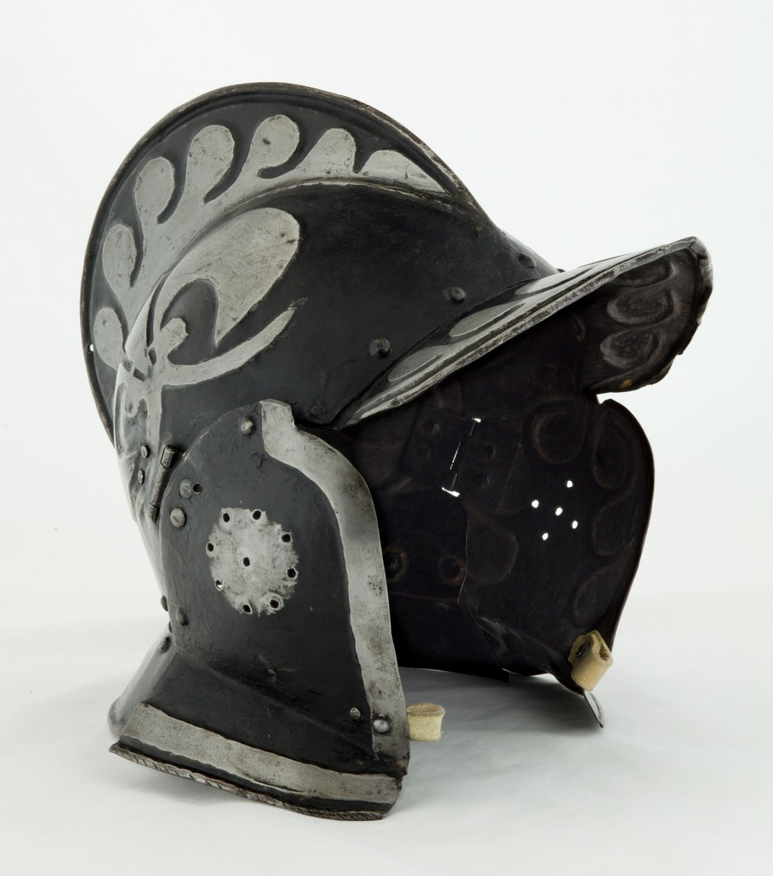 Burgonet, 17. század eleje (acél és vas fekete festékkel és bőrnyomokkal) alkotó: German School