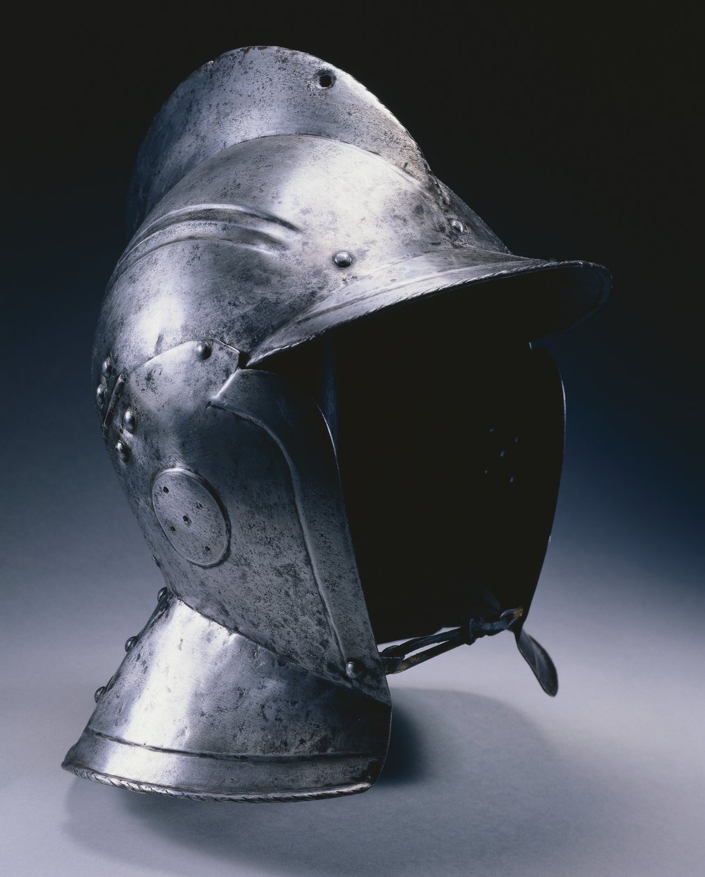 Burgonet csuklós pofadarabokkal, 1540 körül (acél bőr állszíjjal) alkotó: German School