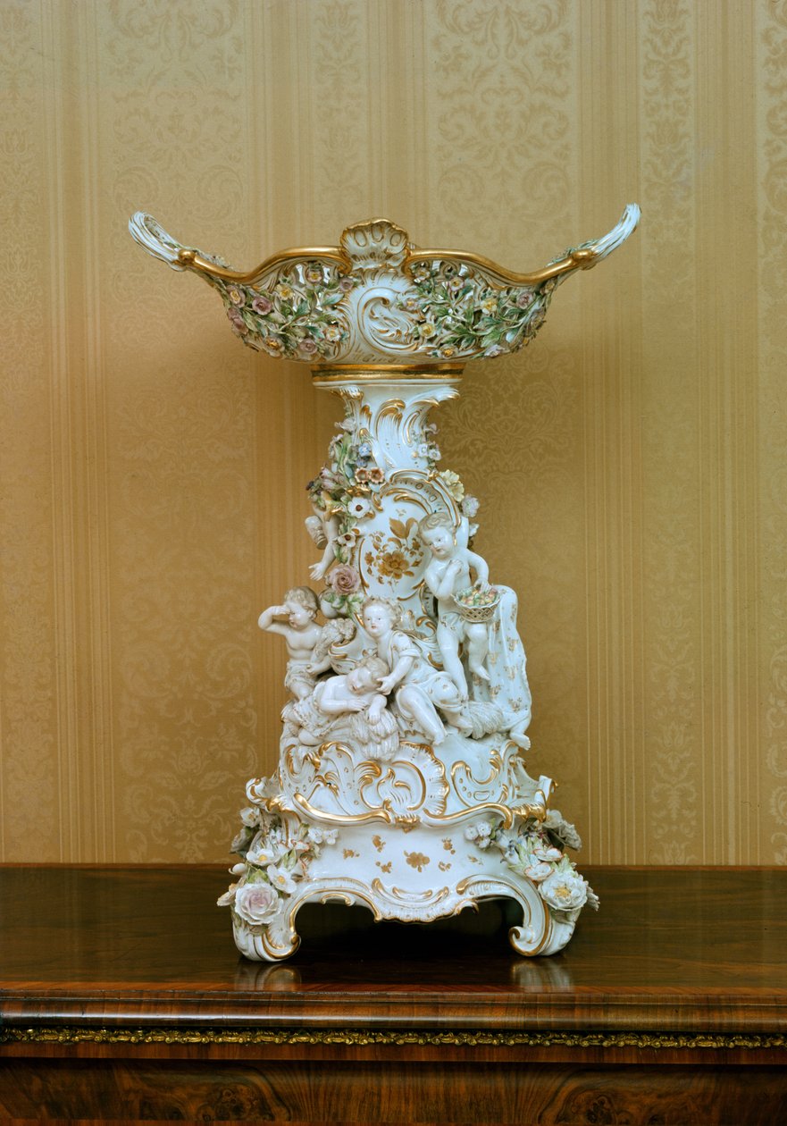 Tortatartó kerubokkal, amelyek évszakokat ábrázolnak, 1830 körül (porcelán) alkotó: German School