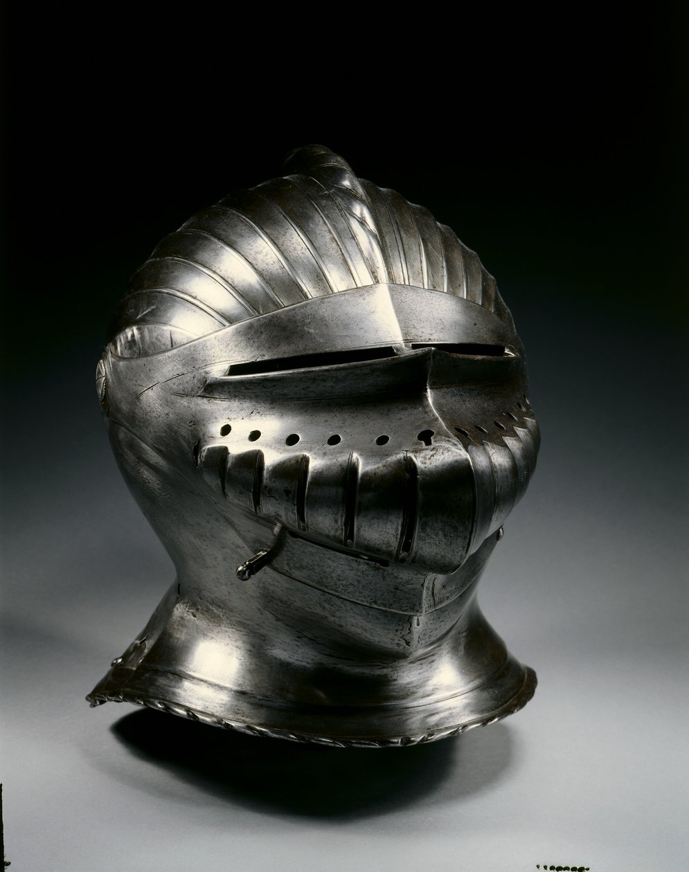 Maximilian stílusú szoros sisak, 1510-30 körül alkotó: German School