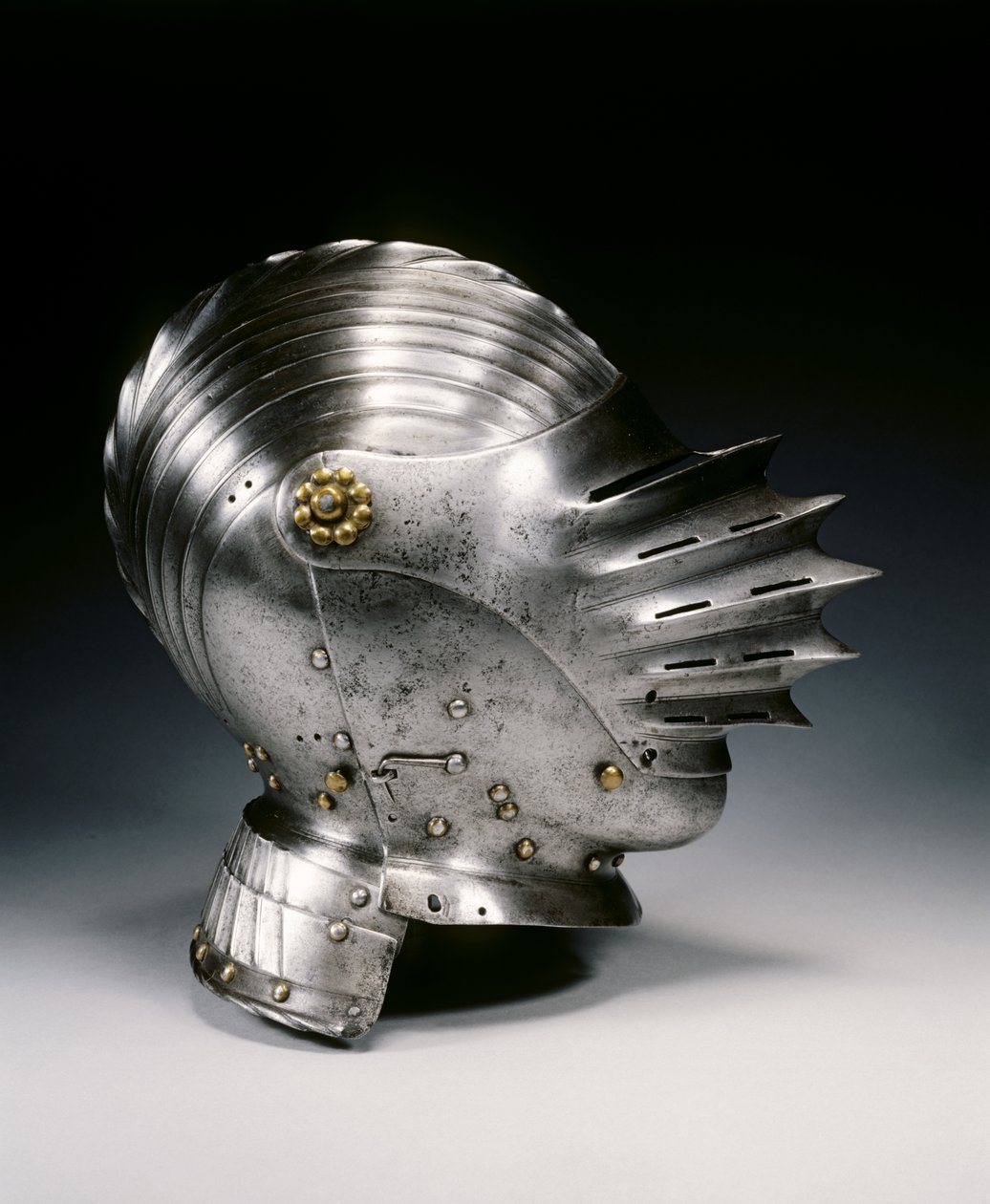 Maximilian stílusú zárható sisak, 1520 körül (acél és sárgaréz) alkotó: German School