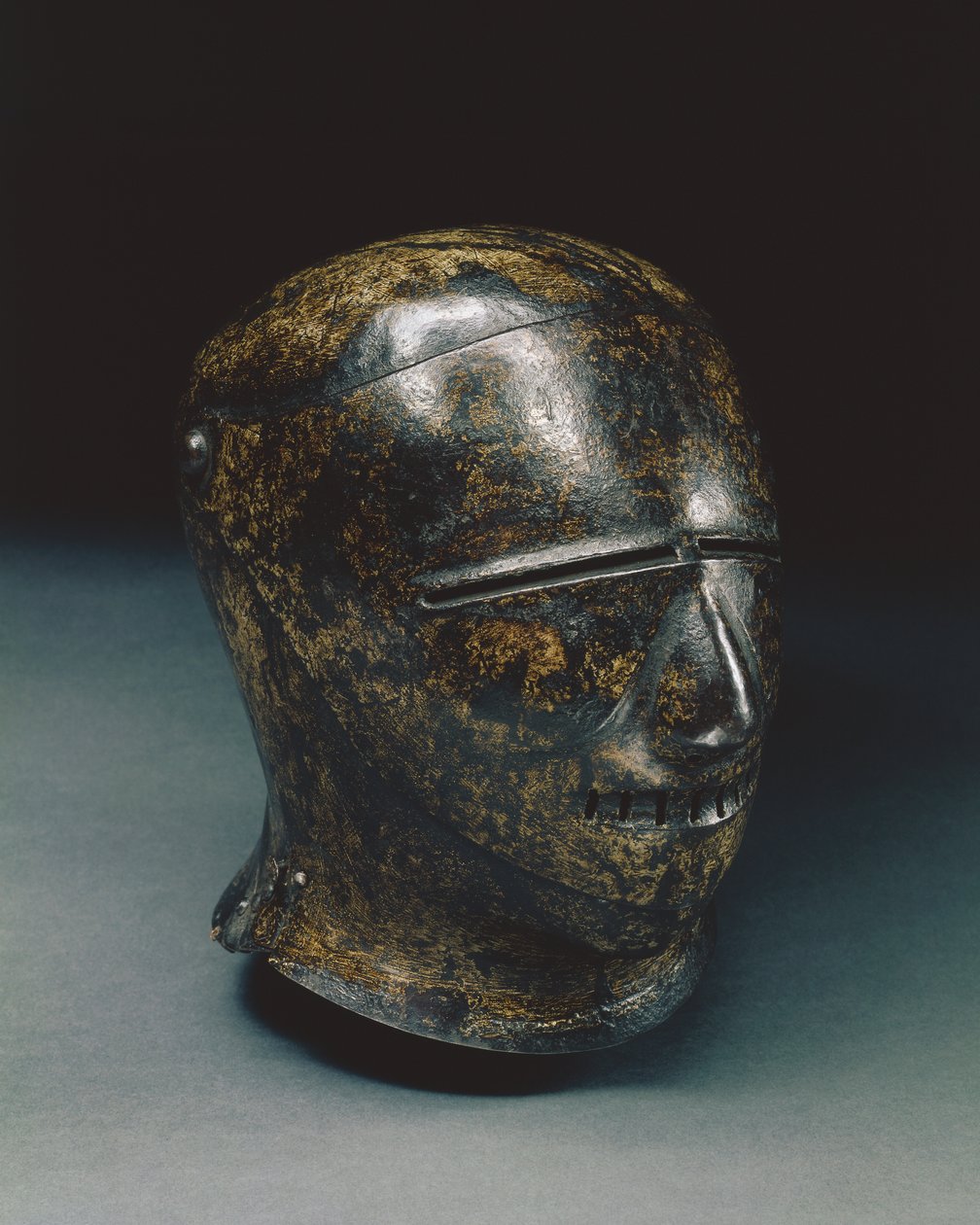 Zárt rekesz groteszk felülettel, vagy Schembart napellenző, Nürnberg, 1500 körül (festett acél) alkotó: German School