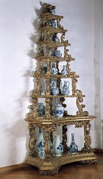 Kék-fehér chinoiserie porcelángyűjtemény piramis állványon, német, aranyozott fa, 18. század eleje alkotó: German School