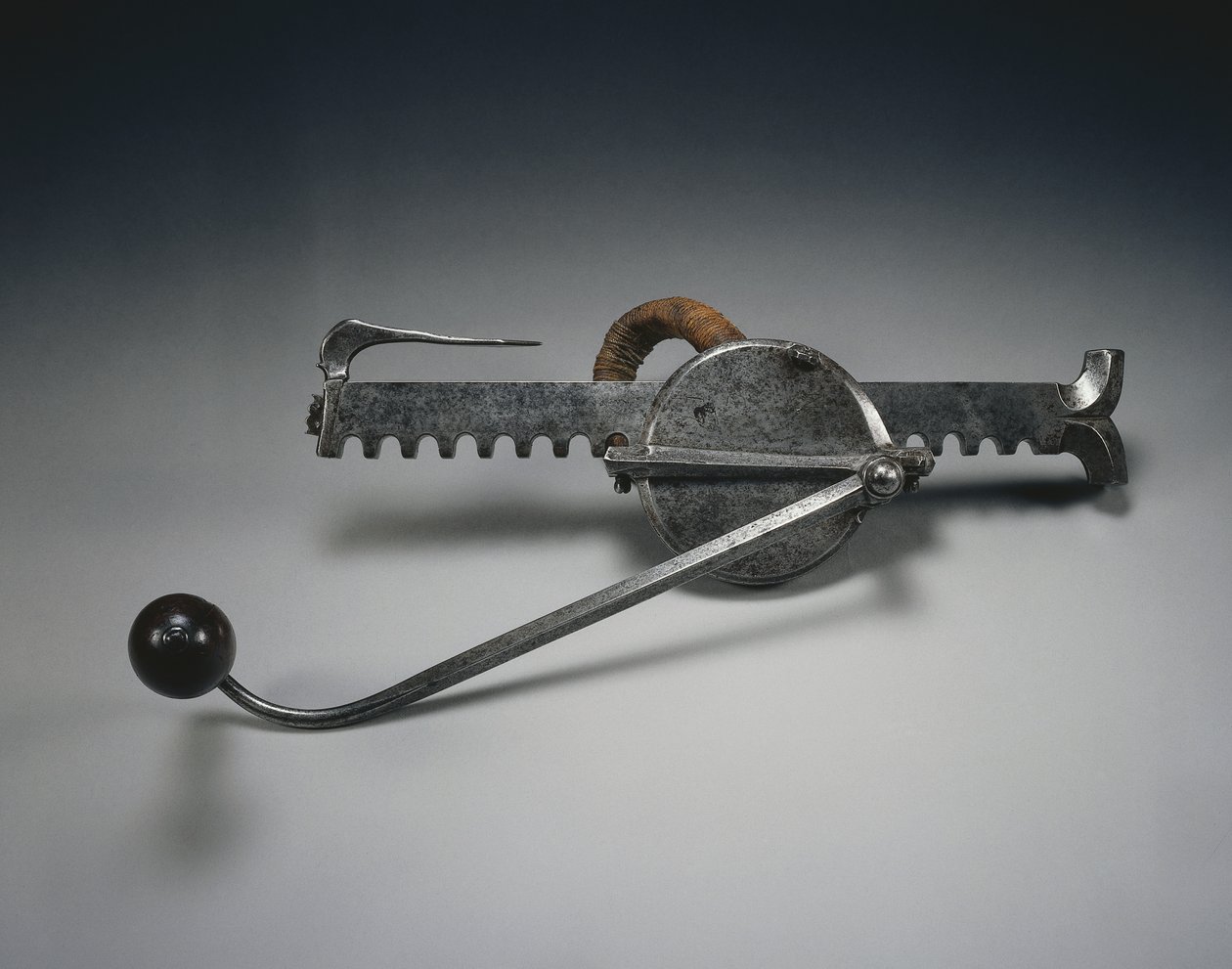 Cranequin, 1528 körül (acél lenzsinórral és fa nyéllel) alkotó: German School