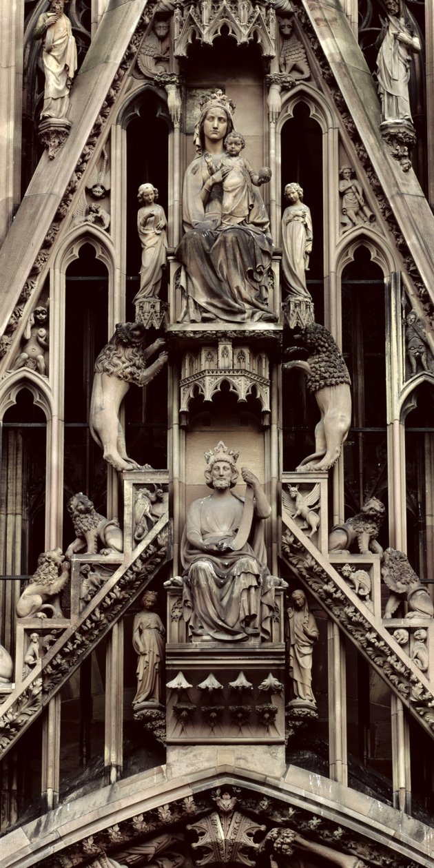 A Szűzanya és a Gyermek részlete a nyugati homlokzat központi portálja feletti oromzatáról, 1277-ben kezdődő (kő) alkotó: German School