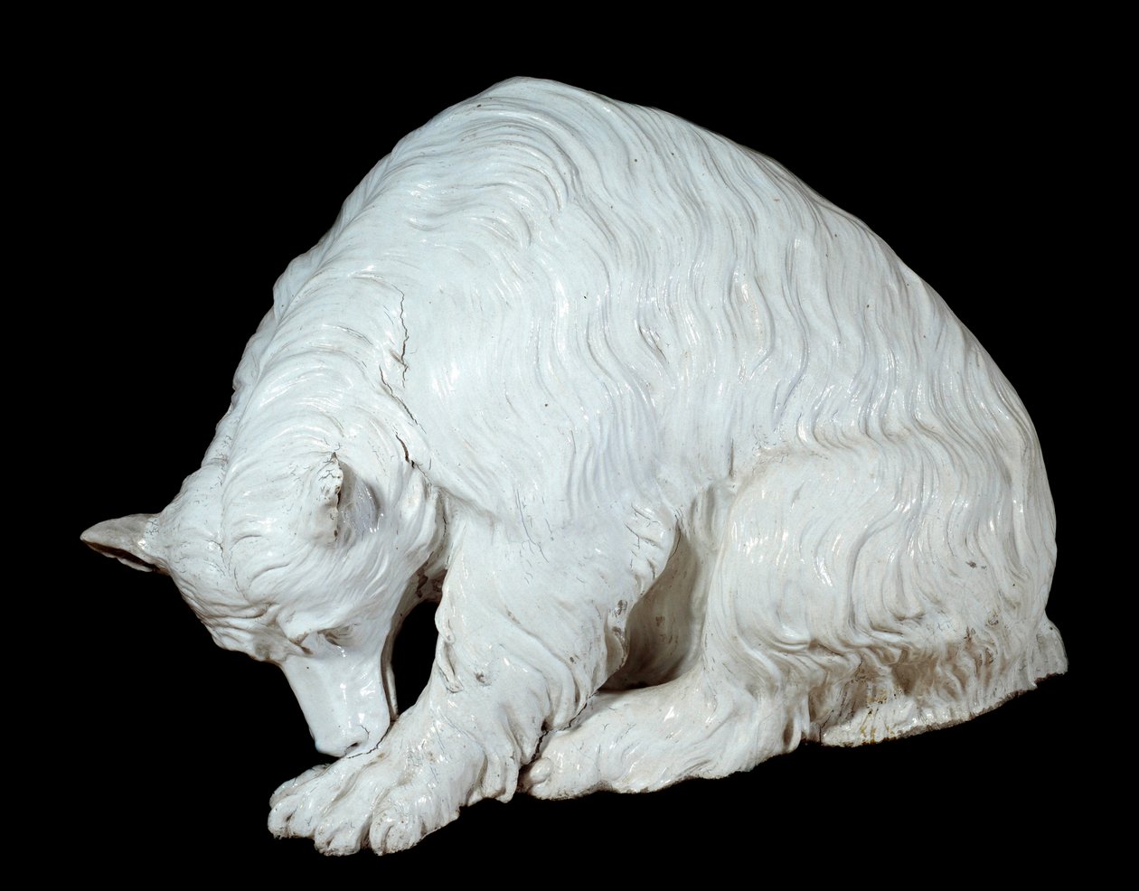 Német művészet: Kemény porcelán medve Berlinből, 1732-1735 körül. Meisseni porcelánszobor. Méret: 0,58 x 0,50 x 0,09 m. Sevres. Porcelán gyártás alkotó: German School