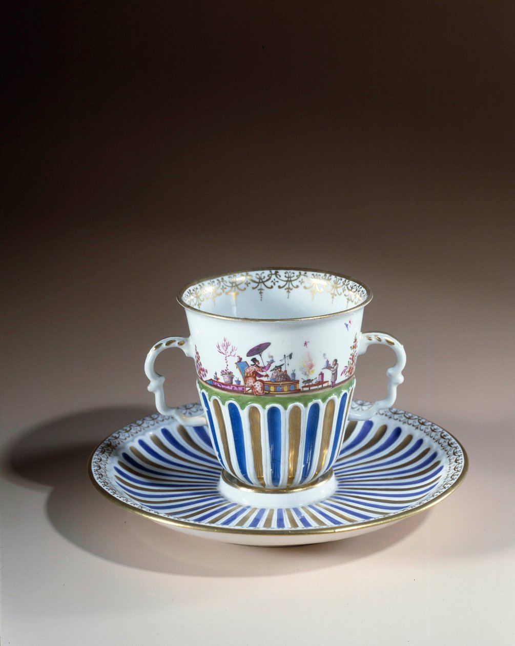 Német művészet: Meisseni porcelán trembleuse díszítésű bögre. 1730. Párizs, díszítőművészet alkotó: German School