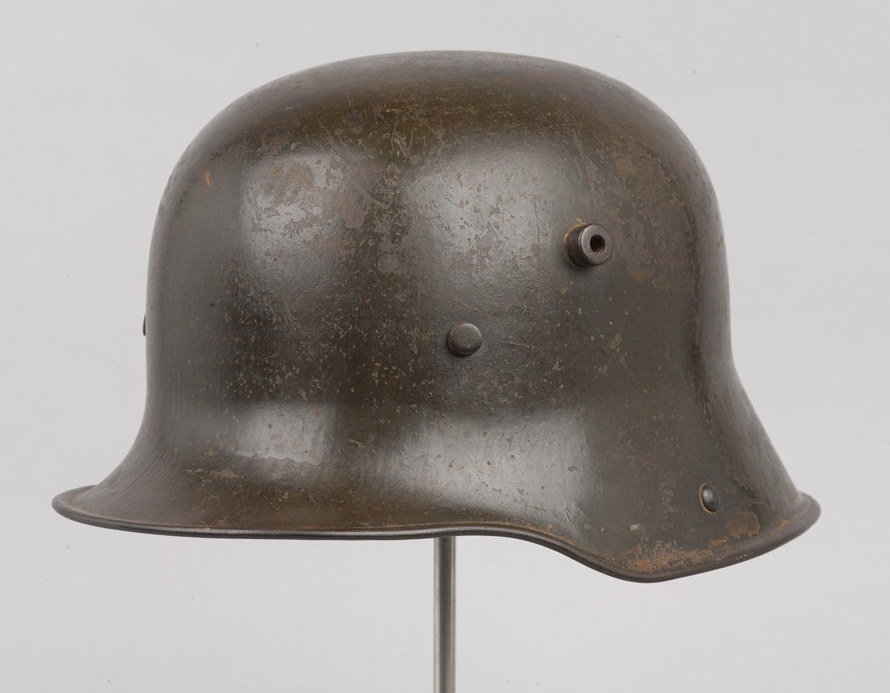 Német acélsisak vagy „Stahlhelm”, 1916 körül (sisak) alkotó: German School
