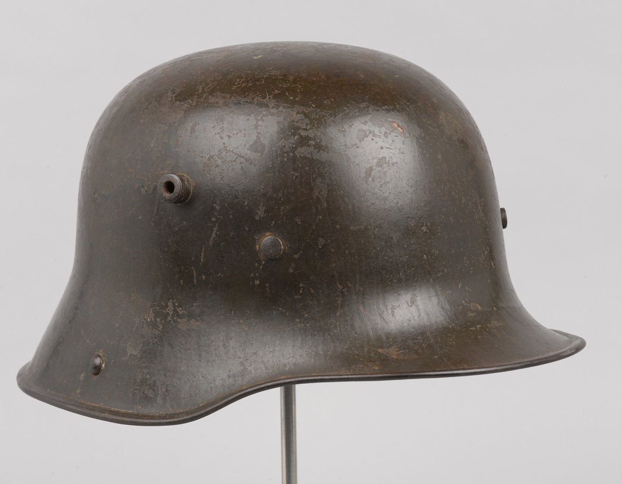 Német acélsisak vagy „Stahlhelm”, 1916 körül (sisak) alkotó: German School