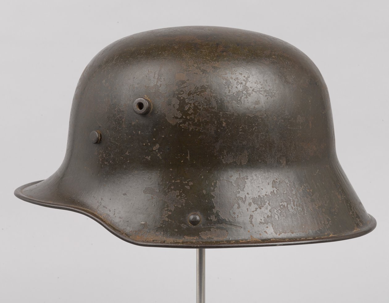 Német acélsisak vagy „Stahlhelm”, 1916 körül (sisak) alkotó: German School