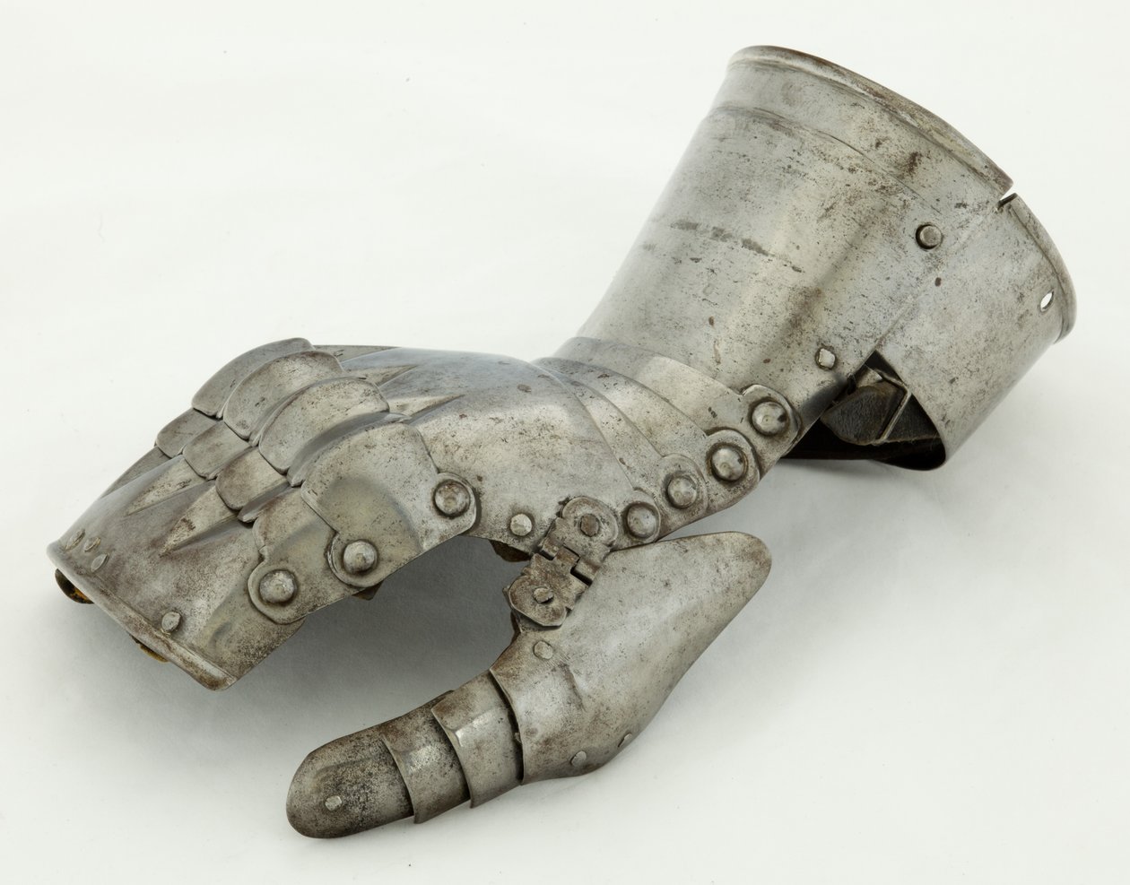 Bal Gauntlet, 1490-1510 körül, restaurált 19. század (acél és bőr) alkotó: German School