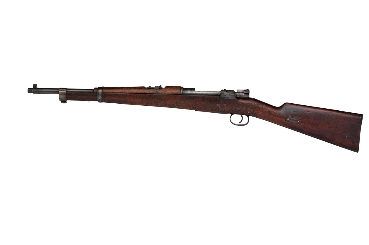A búr kommandósok által használt Mauser 7 mm-es lovassági karabély alkotó: German School