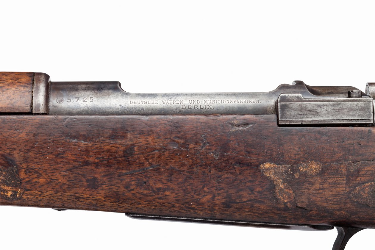 A búr kommandósok által használt Mauser 7 mm-es lovassági karabély alkotó: German School