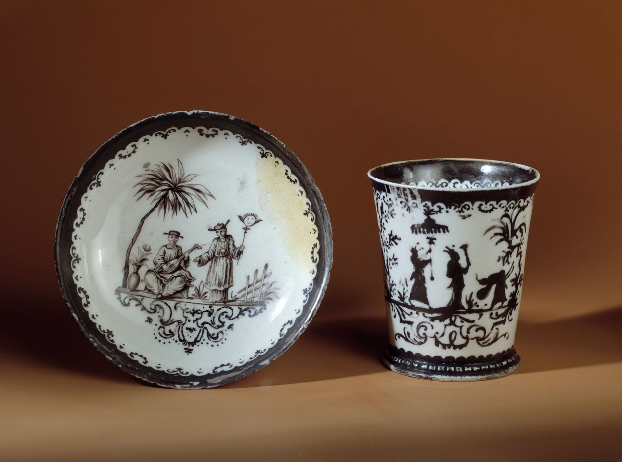 Maissen porcelánból készült bögre alakú csésze és csészealj Bottger (1682-1719), ausbourg-i kínai üzletek dísze. 1718 Párizs, Dekoratív művészet alkotó: German School